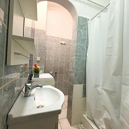 Private Apartment-7pax